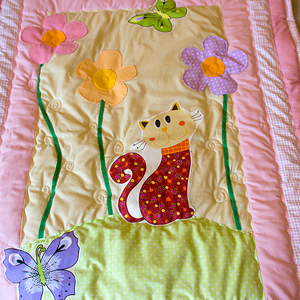 Lovatiesė Katinukas tarp žiedų